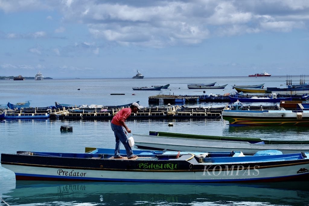 Nelayan memeriksa perahu yang berada di Kampung Mola, Wakatobi, Sulawesi Tenggara, Rabu (8/6/2022).