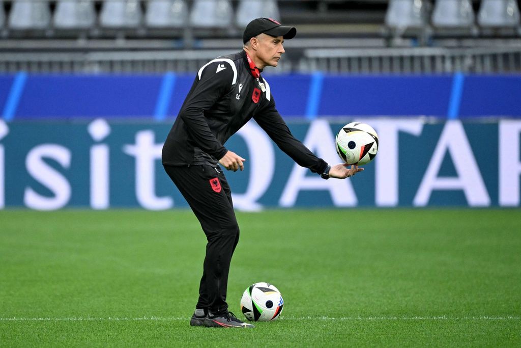 Pelatih Albania Sylvinho memimpin latihan jelang laga lawan Italia pada Grup B Piala Eropa 2024 di Dortmund, 14 Juni 2024.