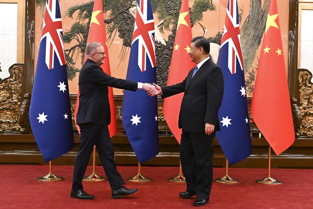 Perdana Menteri Australia Anthony Albanese (kiri) disambut Presiden China Xi Jinping di Aula Besar Rakyat China di Beijing, Senin (6/11/2023).