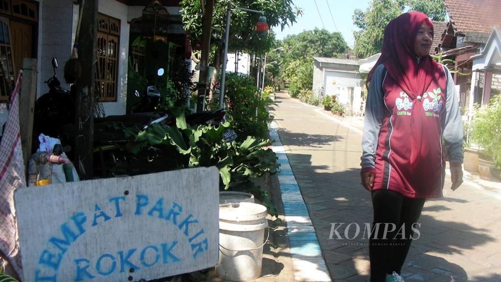Seorang warga melintasi salah satu sudut kampung di Desa Doudo, Kecamatan Panceng, Kabupaten Gresik, Jawa Timur, Senin (23/7/2018). 