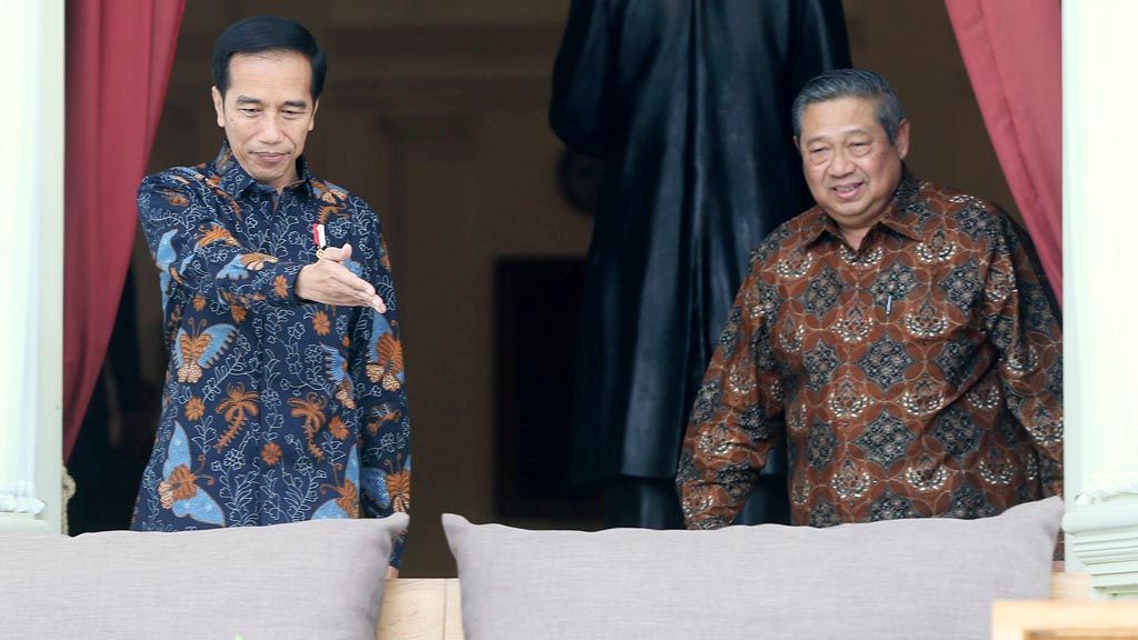 Presiden Joko Widodo (kiri) mempersilakan presiden keenam RI, Susilo Bambang Yudhoyono, untuk duduk di kursi di Beranda Belakang Istana Merdeka, Jakarta, Kamis (9/3/2017). Dalam pertemuan itu mereka berbicara berbagai isu dan masalah aktual di Indonesia.