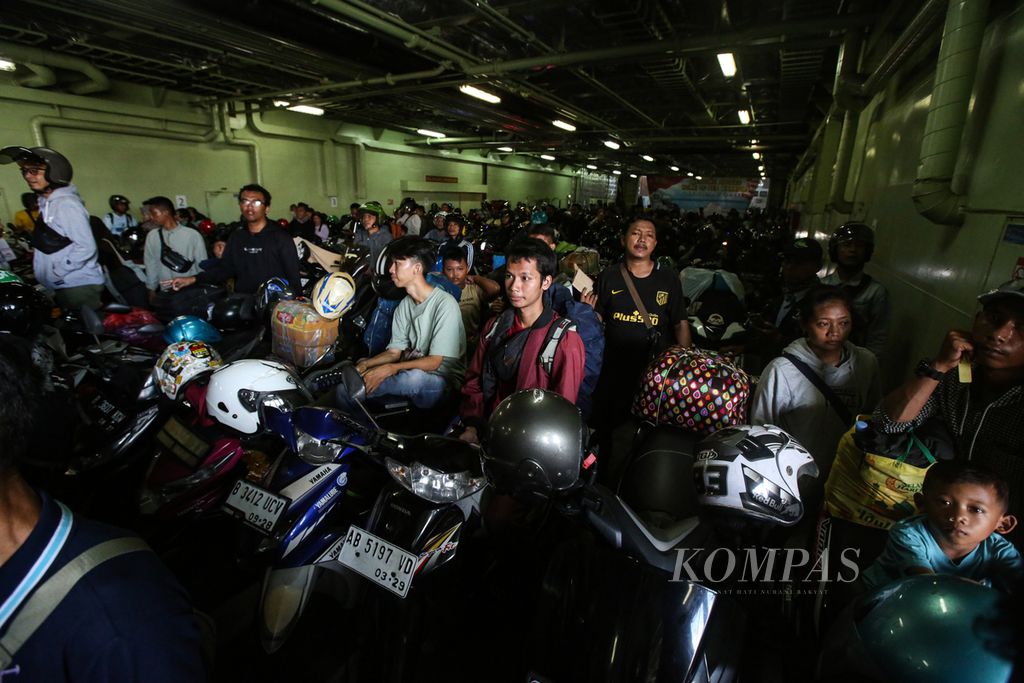Para pemudik sepeda motor berada di dalam lambung kapal KRI Banda Aceh 593 saat tiba di dermaga Mako Kolinlamil, Tanjung Priok, Jakarta Utara, Senin (15/4/2024). Kapal perang ini membawa para pemudik dan kendaraan pemudik yang berangkat dari Surabaya dan Semarang.