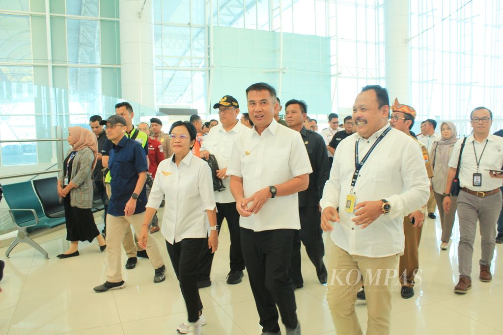 Direktur Jenderal Perhubungan Udara di Kementerian Perhubungan Maria Kristi Endah, Penjabat Gubernur Jabar Bey Machmudin, dan Direktur Utama PT Bandara Internasional Jabar Muhamad Singgih (Dari kiri ke kanan) berbincang saat meninjau Bandara Internasional Jabar Kertajati di Kabupaten Majalengka, Selasa (10/10/2023). 