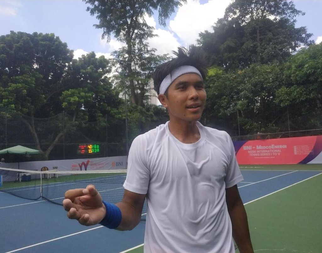 Petenis Indonesia, Muhammad Rifqi Fitriadi, setelah bertanding pada babak semifinal dalam turnamen ITF Mens World Tennis Tour M25 bertajuk BNI-MedcoEnergi International Tennis di lapangan tenis Hotel Sultan Jakarta, Sabtu (15/4/2023).