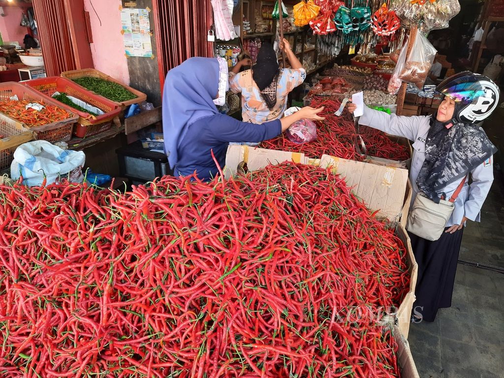 Pedagang di Jalan Pasar Baru, Pasar Raya Padang, Padang, Sumatera Barat, melayani pembeli, Selasa (14/6/2022). 