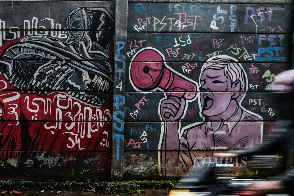 Mural tentang kebebasan berpendapat tergambar di sebuah dinding di kawasan Pondok Cabe, Tangerang Selatan, Banten, Rabu (16/6/2021). 
