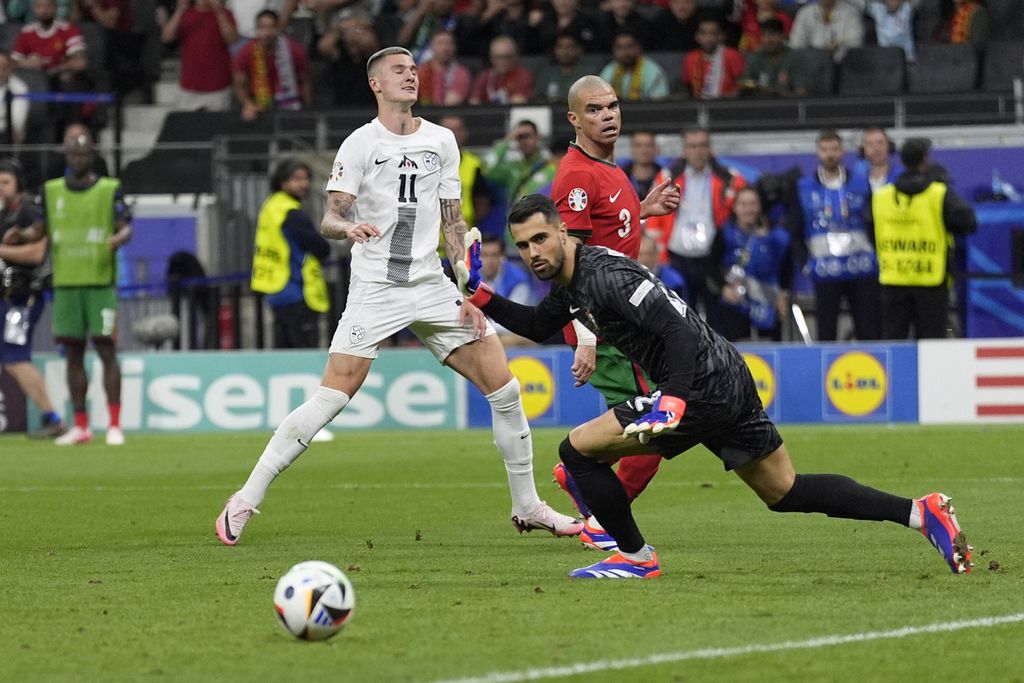 Aksi berjibaku kiper Portugal, Diogo Costa, dalam pertandingan babak 16 besar antara Portugal dan Slovenia di Piala Eropa 2024 di Frankfurt Arena, Jerman, 1 Juli 2024. 