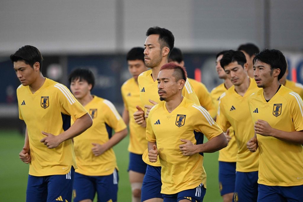 Pemain Jepang berlatih di lokasi latihan Al Sadd SC, Doha, Qatar, Minggu (4/12/2022). Jepang akan menghadapi Kroasia dalam pertandingan babak 16 besar Piala Dunia Qatar, Senin (5/12/2022) malam WIB. 