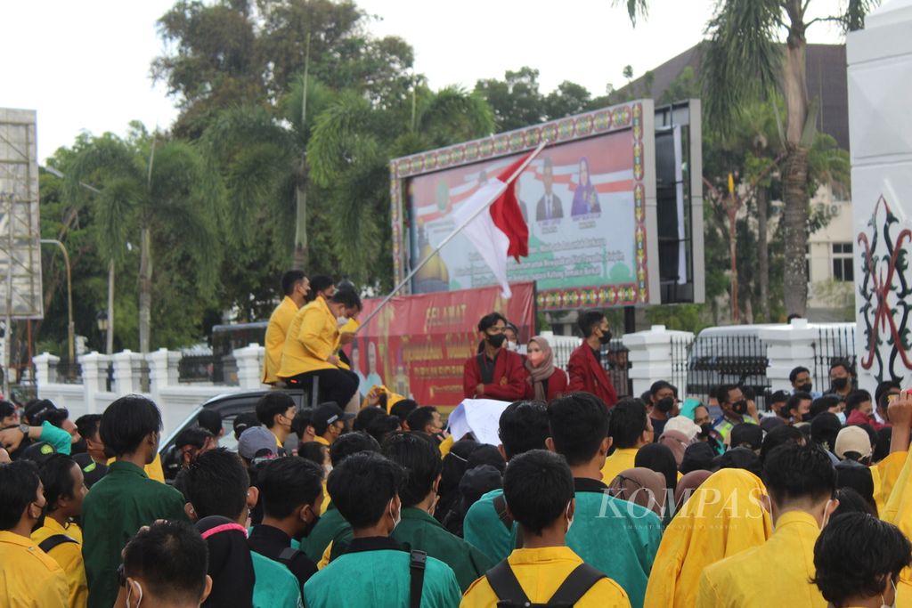 Ratusan mahasiswa dari sejumlah universitas di Palangkaraya, Kalteng, melakukan aksi damai di depan kantor DPRD Provinsi Kalteng, Senin (11/4/2022). Mereka memiliki sejumlah tuntutan, salah satunya mendesak pengesahan RUU Masyarakat Adat.