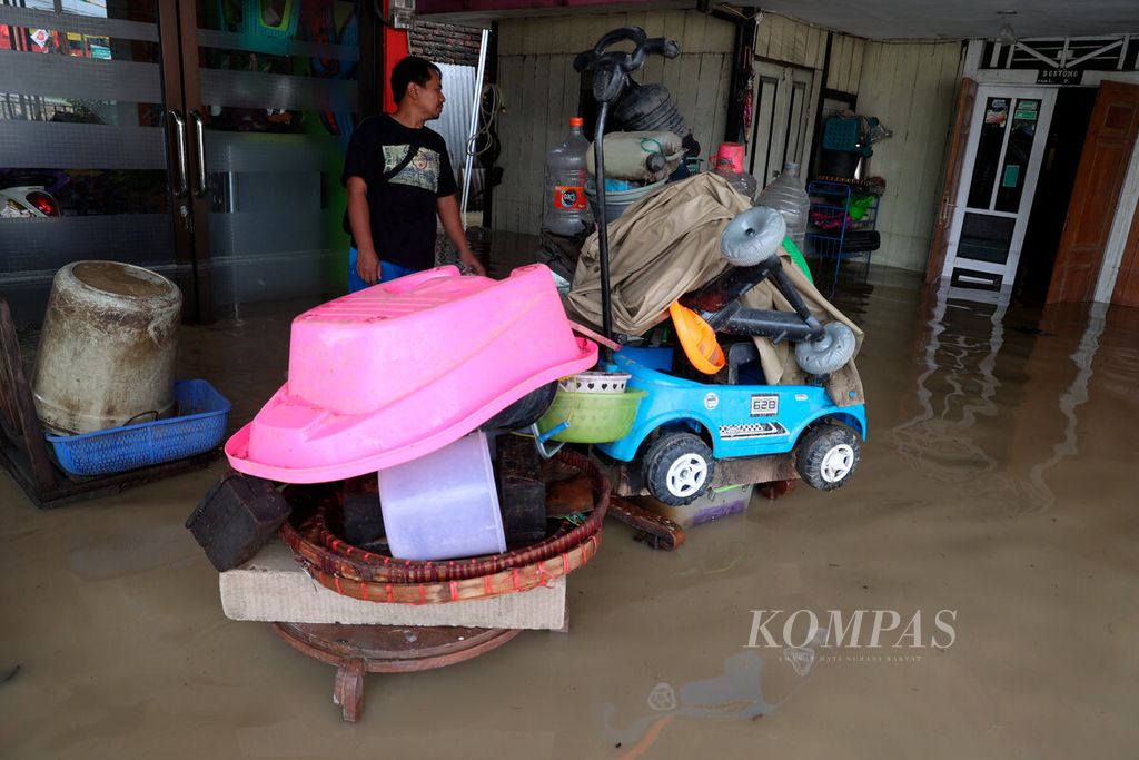 Warga berusaha menyelamatkan harta bendanya saat banjir melanda di Desa Gubug, Kecamatan Gubug, Kabupaten Grobogan, Jawa Tengah, Selasa (6/2/2024). 