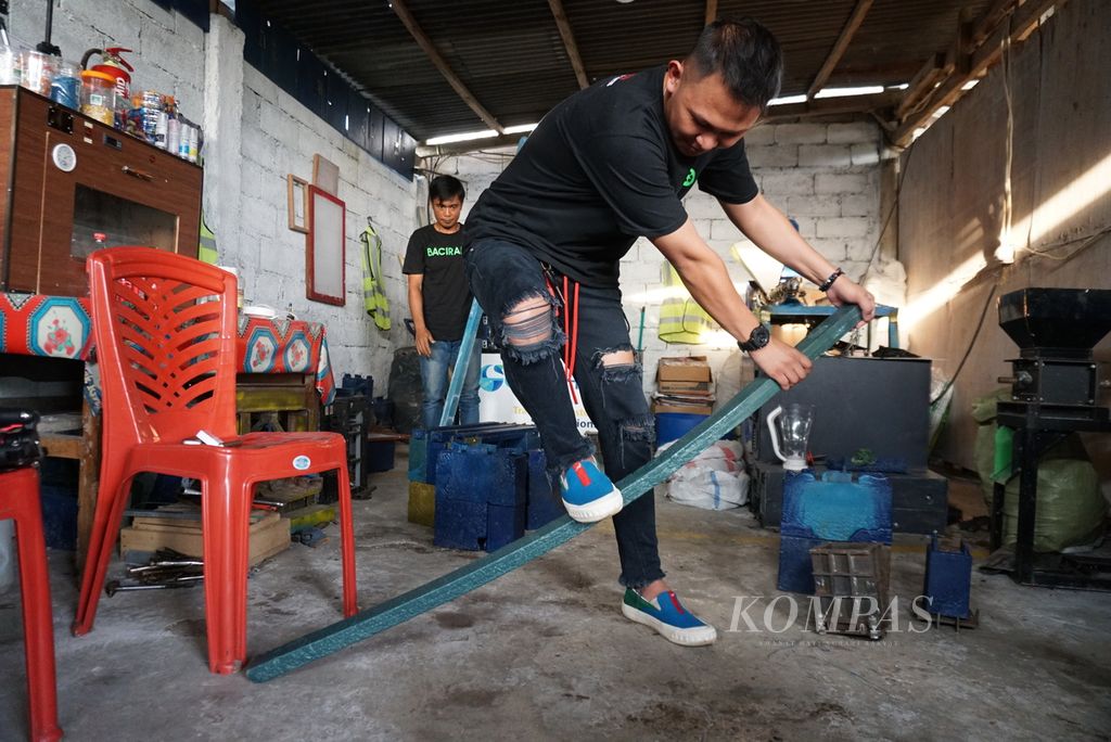 Chief Operating Officer Baciraro Recycle, Clay Lalamentik (26), mendemonstrasikan kekuatan tiang plastik hasil daur ulang tutup botol plastik di studio daur ulang Baciraro Recycle di Minahasa, Sulawesi Utara, Kamis (9/6/2022).