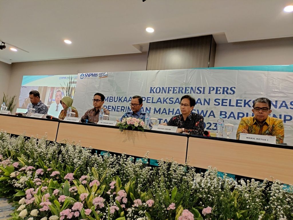 Suasana peluncuran seleksi nasional penerimaan mahasiswa baru (SNPMB) perguruan tinggi negeri 2023 di Jakarta, Selasa (10/1/2023). Hadir, antara lain, Pelaksana Tugas Direktur Jenderal Pendidikan Tinggi, Riset, dan Teknologi Nizam (ketiga dari kanan) serta Ketua Umum Tim Penanggung Jawab SNPMB Tahun 2023 Mochmad Ashari (kedua dari kiri). 