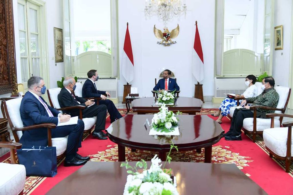 Presiden Joko Widodo menerima kunjungan kehormatan Menteri Luar Negeri Serbia Nikola Selakovic bersama delegasi terbatas di Istana Merdeka, Jakarta, pada Senin, 23 Mei 2022.