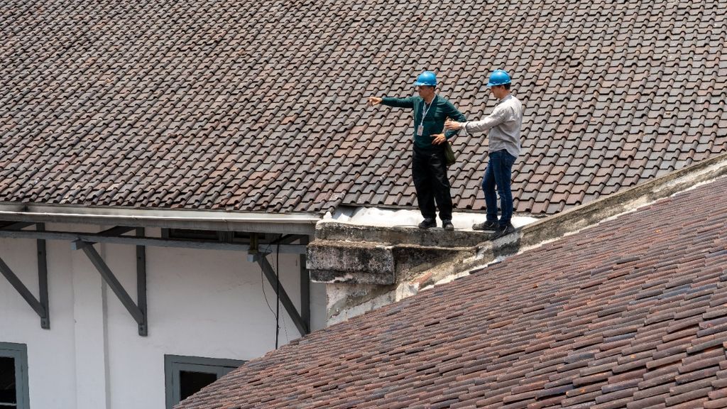 Arsitek dari Perancis, Cédric Trenesaux dan Frédéric Martorello, sedang mengamati bangunan Museum Nasional Indonesia, pascakebakaran, dari atas atap Museum Nasional Indonesia, Jakarta, Rabu (24/10/2023).
