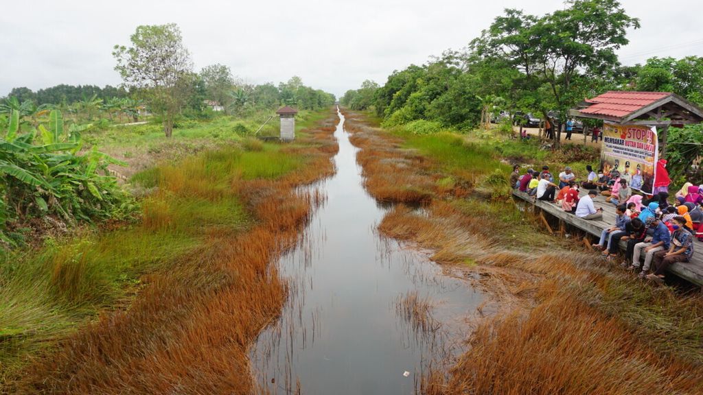 Salah satu kanal primer di lahan bekas PLG tahun 1995 di wilayah Dadahup, Kabupaten Kapuas, Kalimantan Tengah, Kamis (9/7/2020). Kanal itu, menurut rencana, bakal direhabilitasi untuk keperluan program lumbung pangan.