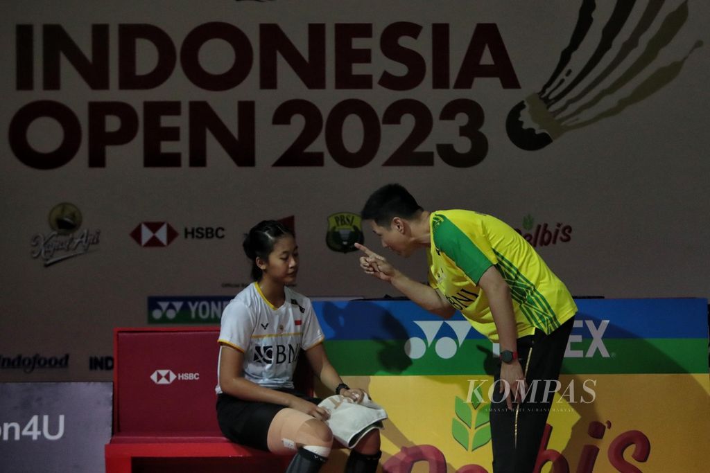 Putri Kusuma Wardani mendengarkan arahan pelatih Indra Wijaya saat jeda gim pertama melawan Akane Yamaguchi (Jepang) pada babak kedua Indonesia Terbuka 2023 di Istora Gelora Bung Karno, Jakarta, Kamis (15/6/2023). 