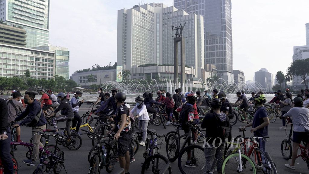 Warga berolahraga mengayuh sepeda mengitari kawasan Bundaran Hotel Indonesia di Jakarta Pusat, Minggu (14/6//2020). Pelonggaran pembatasan sosial berskala besar (PSBB) yang memasuki masa transisi normal baru digunakan oleh warga untuk beraktivitas di luar rumah.
