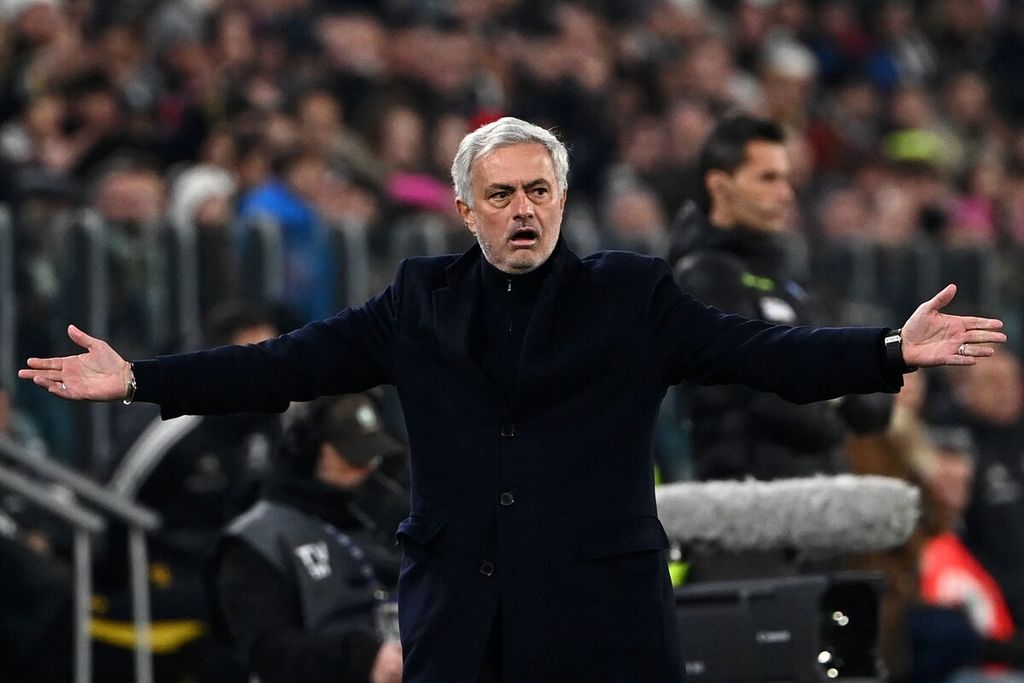 Reaksi Pelatih AS Roma Jose Mourinho saat laga Serie A Juventus lawan Roma, Minggu (31/12/2023) dini hari WIB.