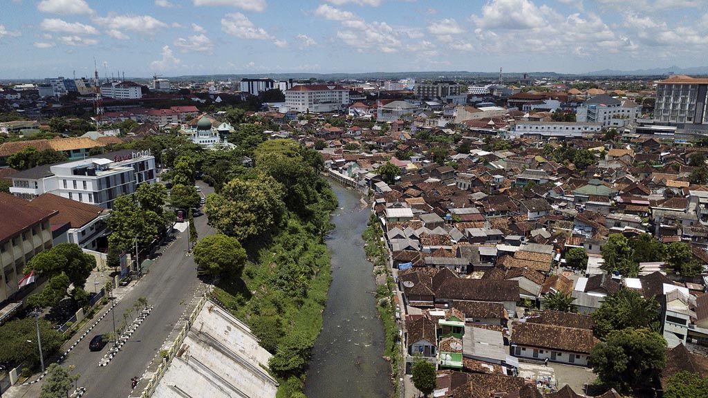 Permukiman di tepi Kali Code - Kawasan permukiman di tepi Kali Code, Yogyakarta, terlihat dari udara, Kamis (15/3).