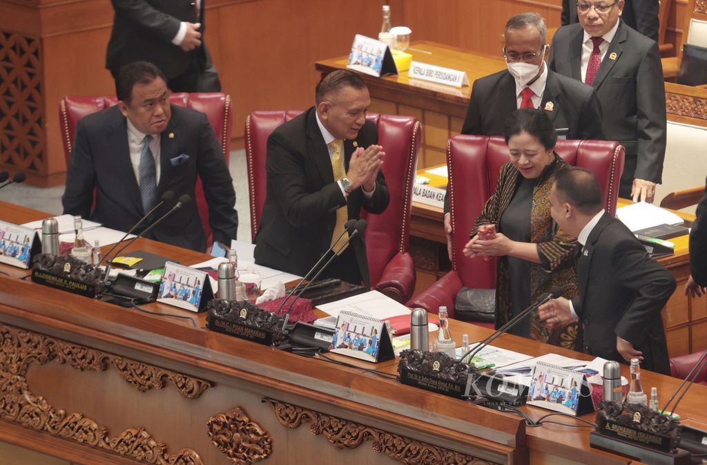 Ketua DPR Puan Maharani (dua kanan) didampingi Wakil Ketua DPR (kanan ke kiri) Sufmi Dasco Ahmad, Lodewijk F Paulus, dan Rachmad Gobel mengikuti rapat paripurna di Kompleks Parlemen, Senayan, Jakarta, Selasa (21/3/2023). 
