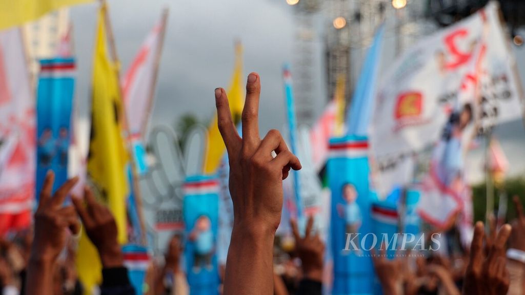 Salah satu peserta mengacungkan dua jarinya saat mereka hadir pada kampanye terbuka untuk mendukung pasangan Prabowo Subianto dan Gibran Rakabuming Raka di Lapangan Pancasila, kawasan Simpang Lima, Kota Semarang, Jawa Tengah, Minggu (28/1/2024). 
