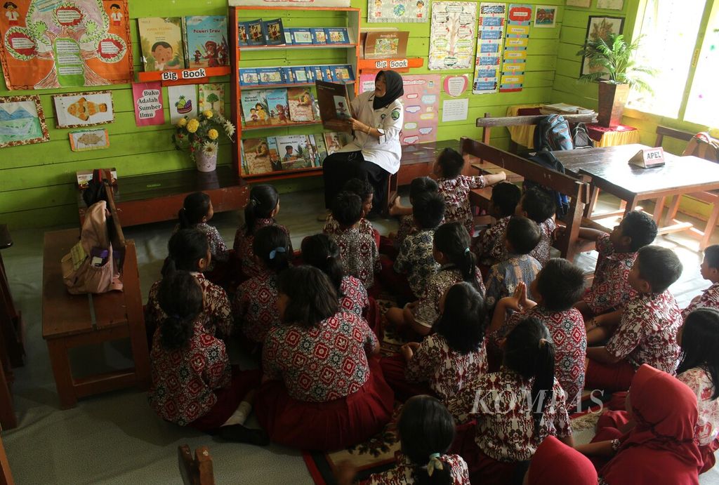 Juliana (50) reads a picture story book to class III 008 Tanjung Palas Timur Public Elementary School, Bulungan Regency, North Kalimantan, Wednesday (12/4/2023).