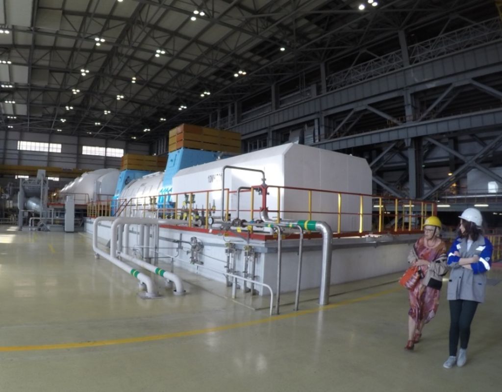Salah satu sisi ruangan mesin turbin pada PLTN Novovoronezh Unit 6 berkapasitas 1.200 megawatt. PLTN tersebut berlokasi di Voronezh, 2 jam penerbangan ke arah tenggara dari Moskwa, dan dioperasikan oleh Rosatom, perusahaan listrik Rusia.
