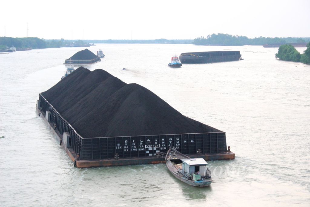Kapal tongkang bermuatan batubara melintasi Sungai Barito di Kecamatan Alalak, Kabupaten Barito Kuala, Kalimantan Selatan, Kamis (20/2/2014).