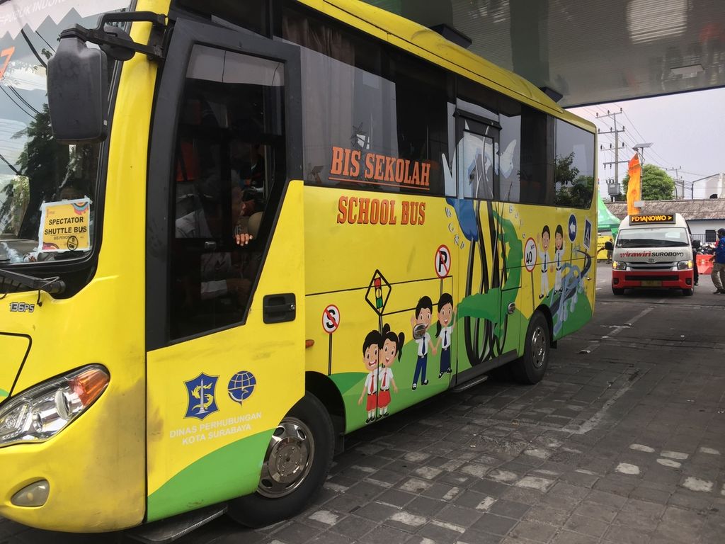 Bus sekolah yang disiapkan untuk antar jemput penonton Piala Dunia U-17 Indonesia menuju Stadion Gelora Bung Tomo dari Terminal Benowo, Surabaya, Jawa Timur. 