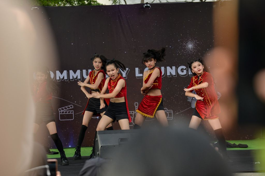 Penampilan salah satu peserta K-Pop Dance Cover Competition di acara Kompasfest Creation 2023 di Dome Area, Senayan Park, Jakarta, Sabtu (17/6/2023). Harian <i>Kompas</i> kembali menyelenggarakan Kompasfest yang telah memasuki tahun ketiga pada tahun ini.