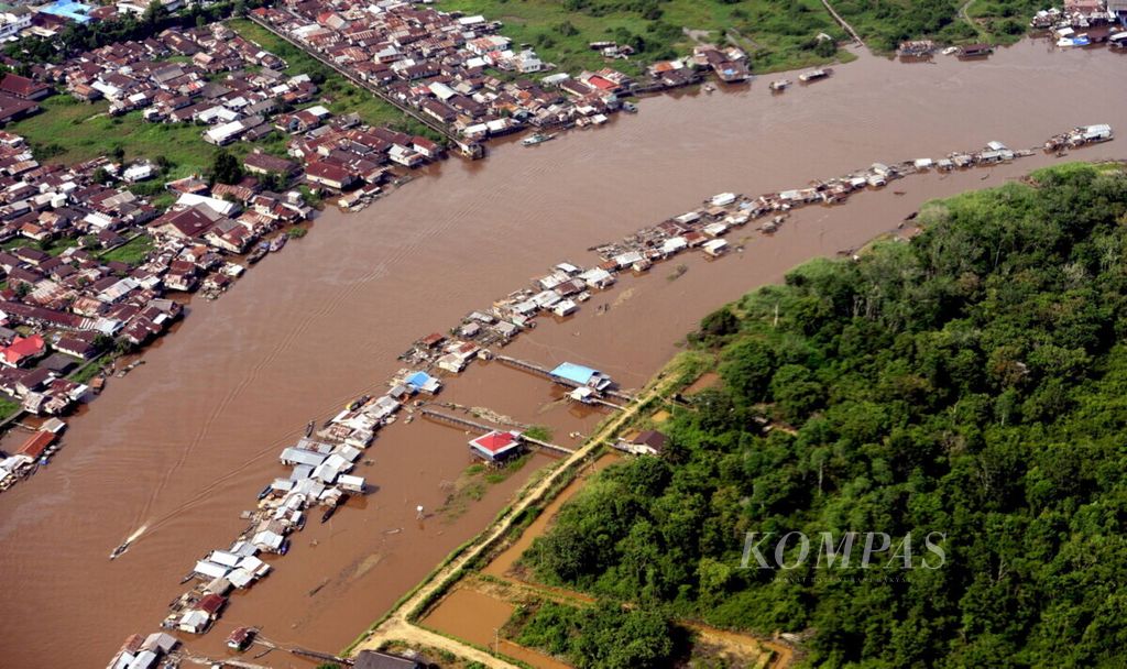 Sungai Kahayan dan permukiman di sekitarnya dipotret dari pesawat yang baru terbang dari Bandara Tjilik Riwut, Palangkaraya, Januari 2012.