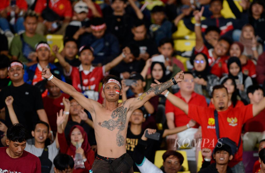 Fanatisme penonton sepak bola yang mendukung tim nasional Indonesia saat melawan Taiwan pada babak Kualifikasi Piala Asia U-23 2024 di Stadion Manahan, Kota Surakarta, Jawa Tengah.