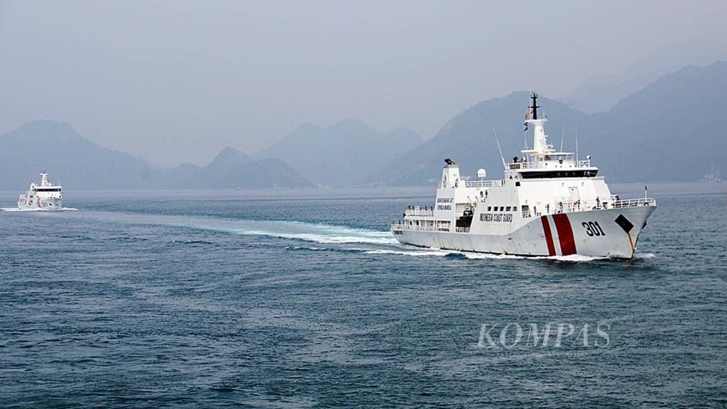 Dua kapal Badan Keamanan Laut melintasi Selat Lampa, Kabupaten Natuna, Kepulauan Riau, Rabu (15/1/2020). 