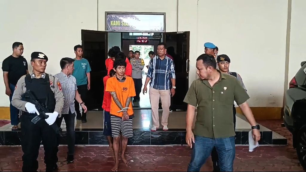 Delapan tahanan yang kabur dari sel Polsek Tanah Aban dihadirkan dalam jumpa pers di Markas Polres Metro Jakarta Pusat, Kamis (22/2/2024).