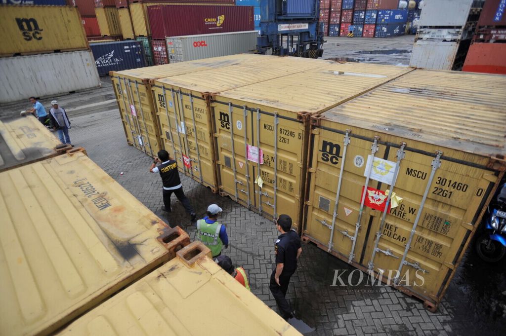 Petugas dari Kantor Pelayanan Utama Bea dan Cukai Tanjung Priok memeriksa 19 kontainer berisi besi tua yang tercemar limbah bahan beracun dan berbahaya (B3) di Pelabuhan Tanjung Priok, Jakarta, Senin (30/4/2012). Kontainer ini bagian dari 220 kontainer asal sejumlah negara yang isinya dideteksi mengandung limbah B3.