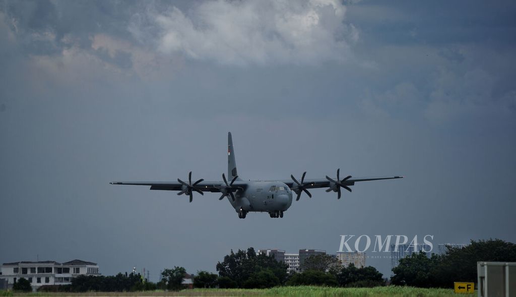 Pesawat C-130J-30 Suoer Hercules A-1339 TNI AU saat hendak mendarat di Landasan Udara Halim Perdanakusuma, Jakarta, Senin (6/3/2023). 