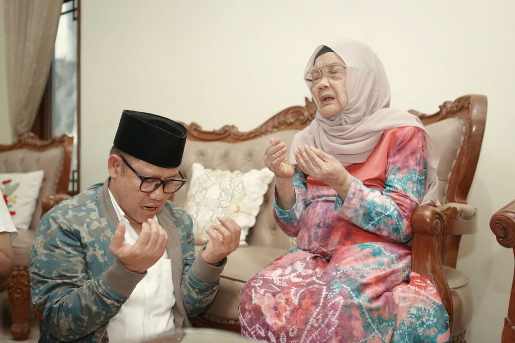 Calon wakil presiden nomor urut 1 Muhaimin Iskandar meminta restu kepada ibunya, Muhassonah Hasbullah, di Jombang, Jawa Timur. Ia memohon restu kepada ibunya agar perjuangannya dalam kontestasi Pilpres 2024 dimudahkan oleh Allah.