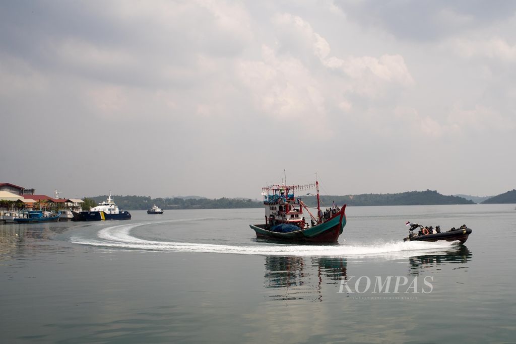 Sejumlah anggota Pengawasan Sumber Daya Kelautan dan Perikanan (PSDKP) melakukan simulasi penangkapan kapal di Pangkalan PSDKP, Batam, Kepulauan Riau, Rabu (13/11/2019).