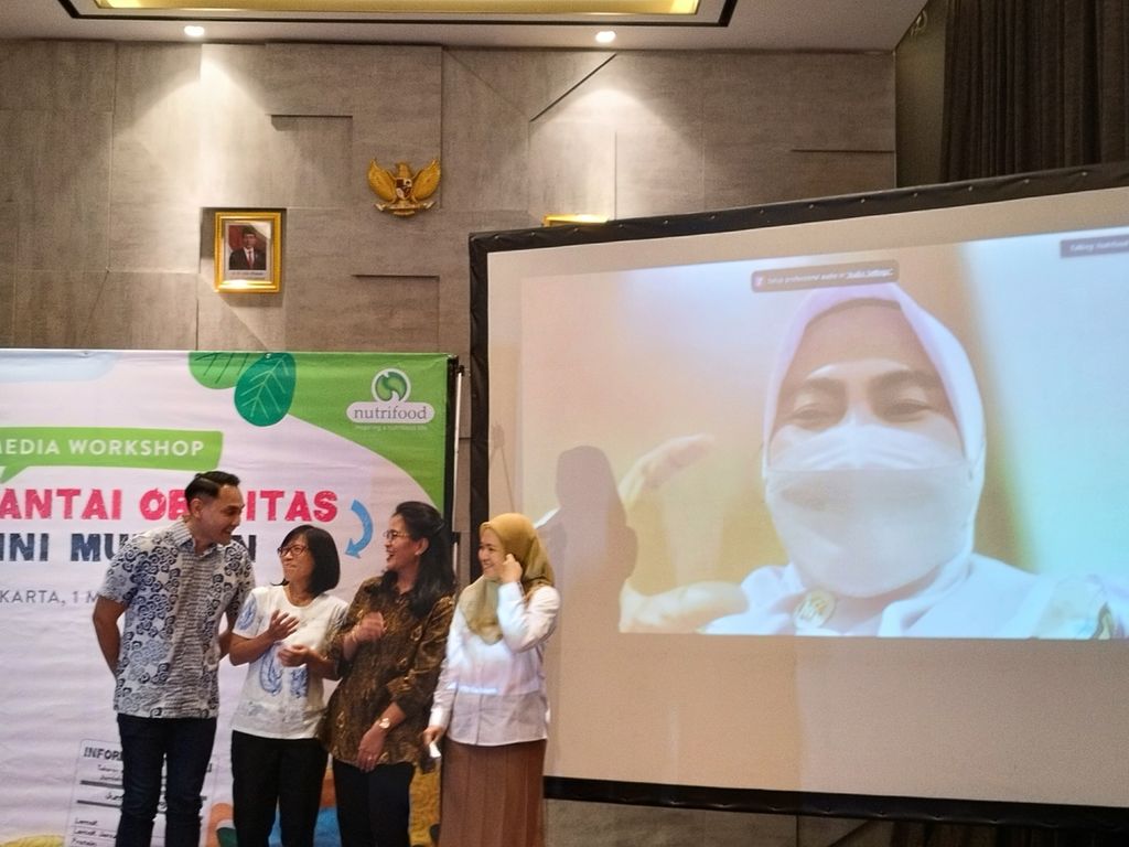 Direktur Pencegahan dan Pengendalian Penyakit Tidak Menular Kementerian Kesehatan Eva Susanti (di layar) bersama dengan para pembicara tengah berfoto bersama dalam peringatan Hari Obesitas 2023 yang diadakan oleh Nutrifood Indonesia di Jakarta, Rabu (1/3/2023).
