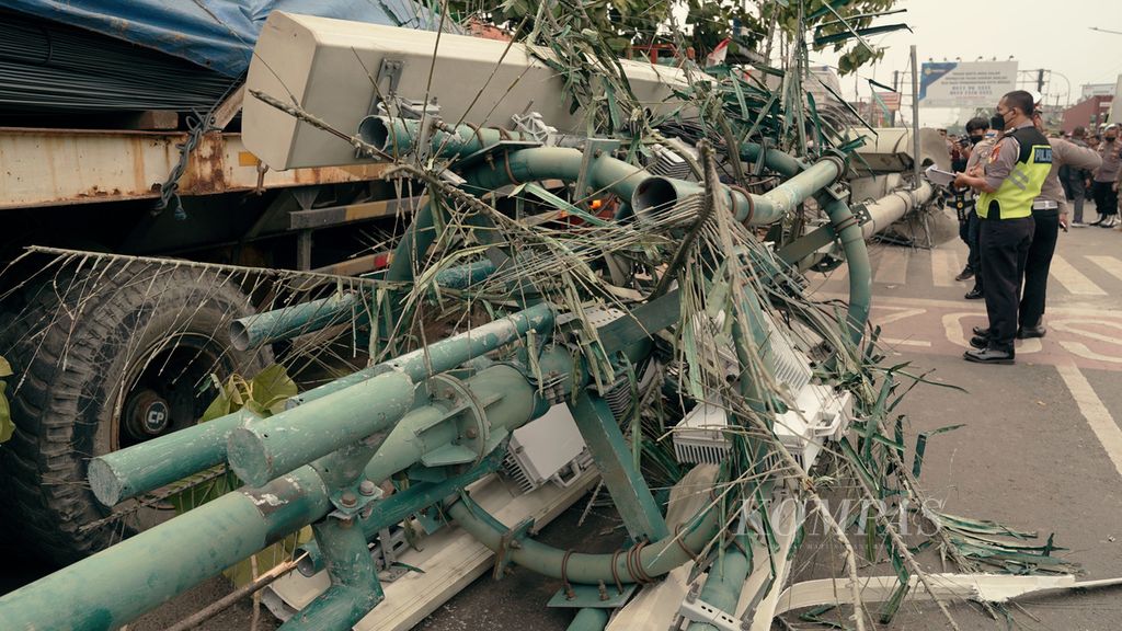 Polisi mencatat detail kecelakaan truk tronton yang menabrak halte dan menara telekomunikasi di depan SDN Kota Baru II dan III, Jalan Sultan Agung Km 28,5 Bekasi Barat, Kota Bekasi, Jawa Barat, Rabu (31/8/2022). Sebanyak 10 orang tewas akibat kecelakaan tersebut. 