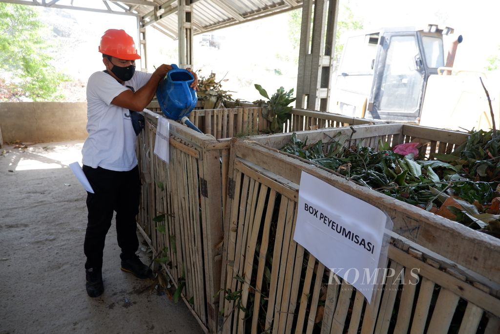 Proses peuyeumisasi bahan biomassa sampah di Tempat Pembuangan Akhir Kebon Kongok, Lombok Barat, NTB, Senin (11/10/2021).