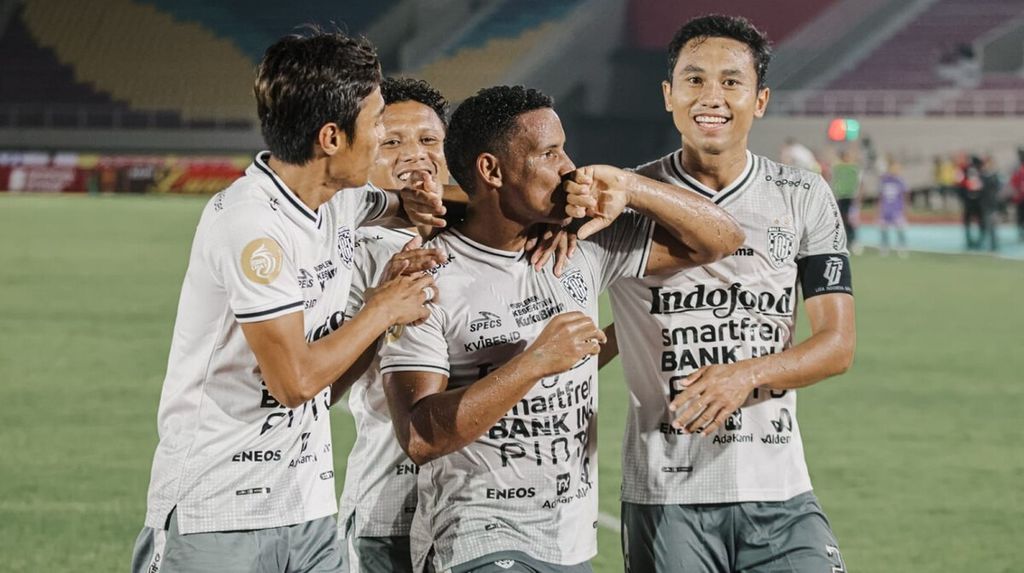 Dokumentasi Bali United menampilkan ekspresi pemain Bali United setelah Eber Bessa (tengah) mencetak gol dalam laga lanjutan BRI Liga 1 2022/2023 di Stadion Manahan, Kota Surakarta, Jawa Tengah, Senin (5/12/2022).
