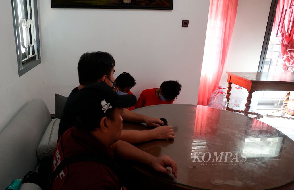 Polisi menjaga dua pelaku sebagai tersangka peracik dan pembuat narkoba jenis sabu dan ekstasi di Ngesrep, Kecamatan Banyumanik, Kota Semarang, Jawa Tengah, Kamis (4/4/2024).