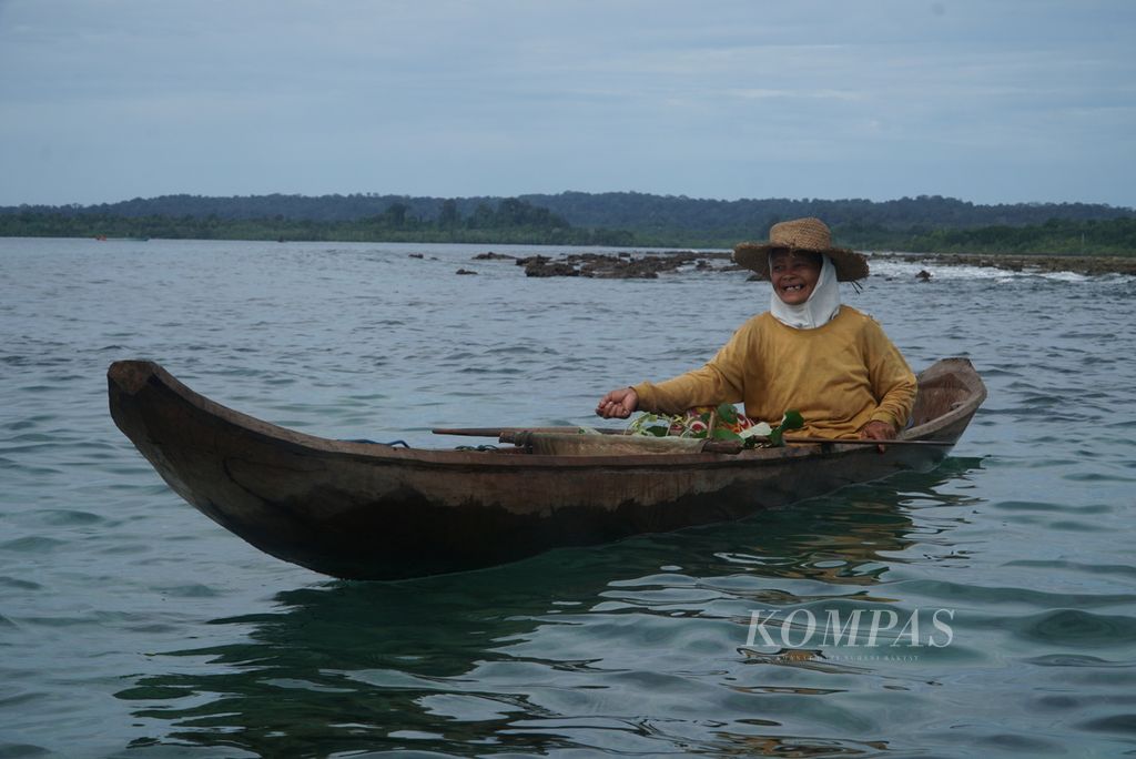 Seorang perempuan nelayan sedang memancing ikan di perairan pulau kecil di Dusun Sinaka, Desa Sinaka, Kecamatan Pagai Selatan, Kabupaten Kepulauan Mentawai, Sumatera Barat, Jumat (16/6/2023). Optimalisasi pemanfaatan potensi kelautan masih menjadi tantangan Sumbar memasuki usianya ke-78 pada 1 Oktober 2023. 