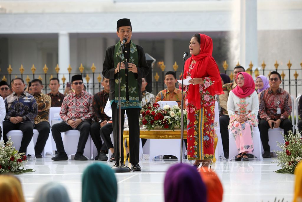 Presiden Joko Widodo bersama Ibu Iriana Joko Widodo membuka acara Istana Berkebaya di halaman Istana Merdeka, Jakarta, Minggu (6/8/2023). 