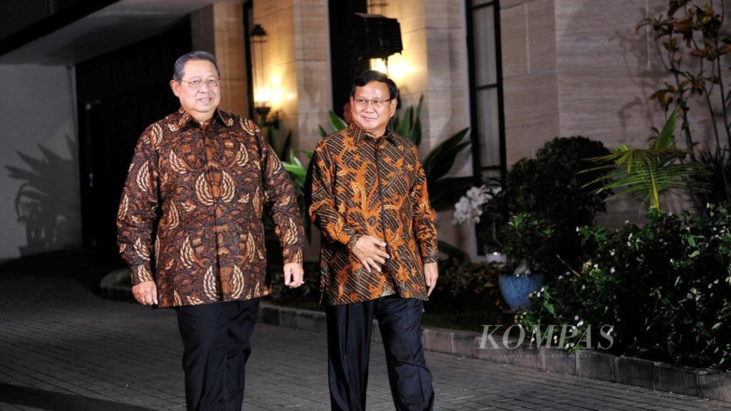 Ketua Umum Partai Demokrat Susilo Bambang Yudhoyono (kiri) menerima kunjungan Ketua Umum Partai Gerindra Prabowo Subianto di kediamannya di kawasan Mega Kuningan, Jakarta Selatan, Selasa (24/7/2018) malam. Pertemuan ini terkait wacana koalisi kedua partai itu dalam pemilihan presiden dan wakil presiden pada 2019.