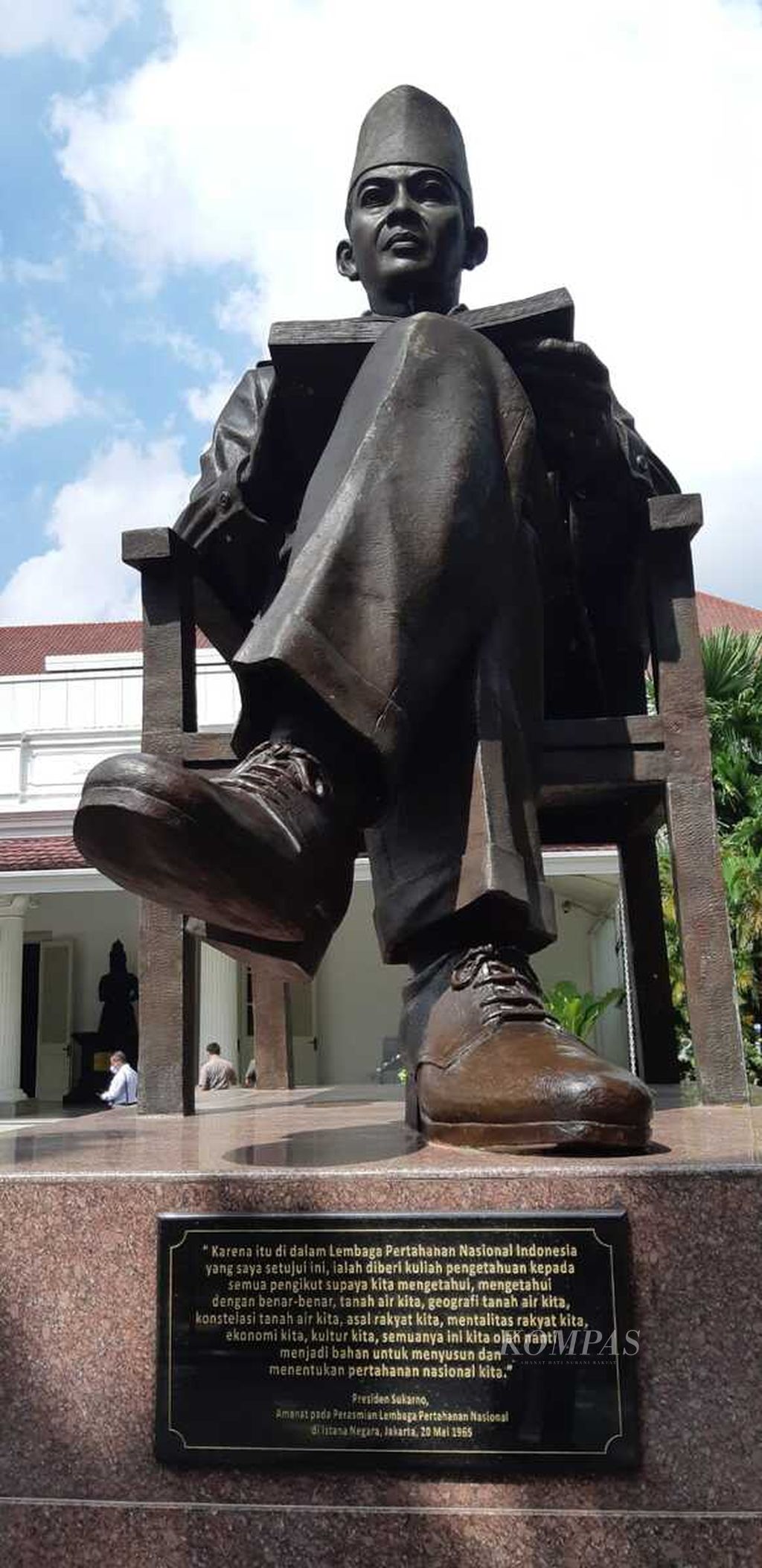 Patung Presiden Pertama Republik Indonesia Ir Soekarno atau Bung Karno di halaman Gedung Lembaga Ketahanan Nasional, Jakarta, Selasa (7/6/2022).