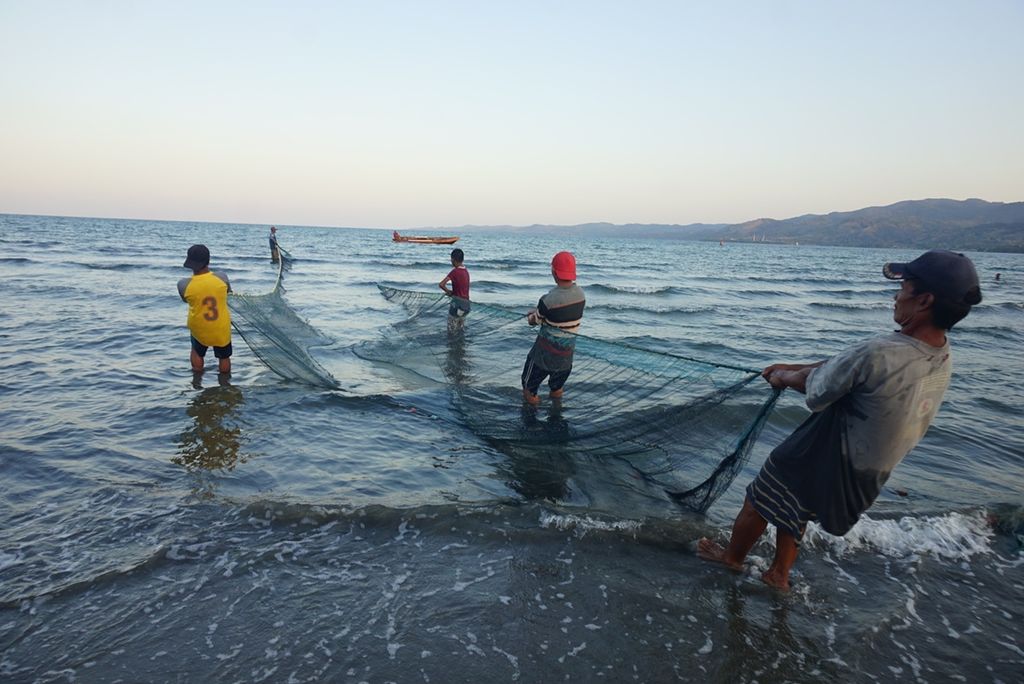 Warga beramai-ramai menjaring ikan menggunakan jaring serupa cantrang kecil di Desa Batu Gong, Lalunggasumeeto, Konawe, Sulawesi Tenggara, Kamis (14/11/2019). Hasil tangkapan nelayan berkurang sejak beberapa tahun terakhir.