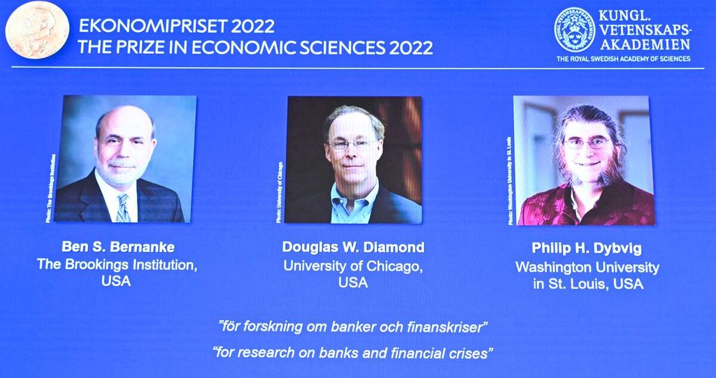 Foto tiga pemenang Nobel Ekonomi 2022 (dari kiri ke kanan) Ben Bernanke, Douglas Diamond, dan Philip Dybvig ditampilkan pada layar saat konferensi pers pengumuman para pemenang di Royal Swedish Academy of Sciences, Stockholm, Swedia, Senin (10/10/2022). 