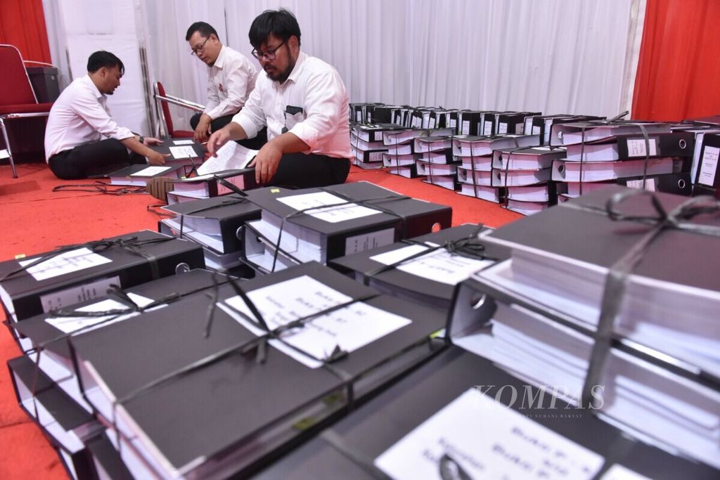 Petugas memeriksa alat bukti tambahan yang diajukan Partai Golkar dalam perkara perselisihan hasil pemilu umum legislatif 2019 di Mahkamah Konstitusi Jakarta, Selasa (2/7/2019).
